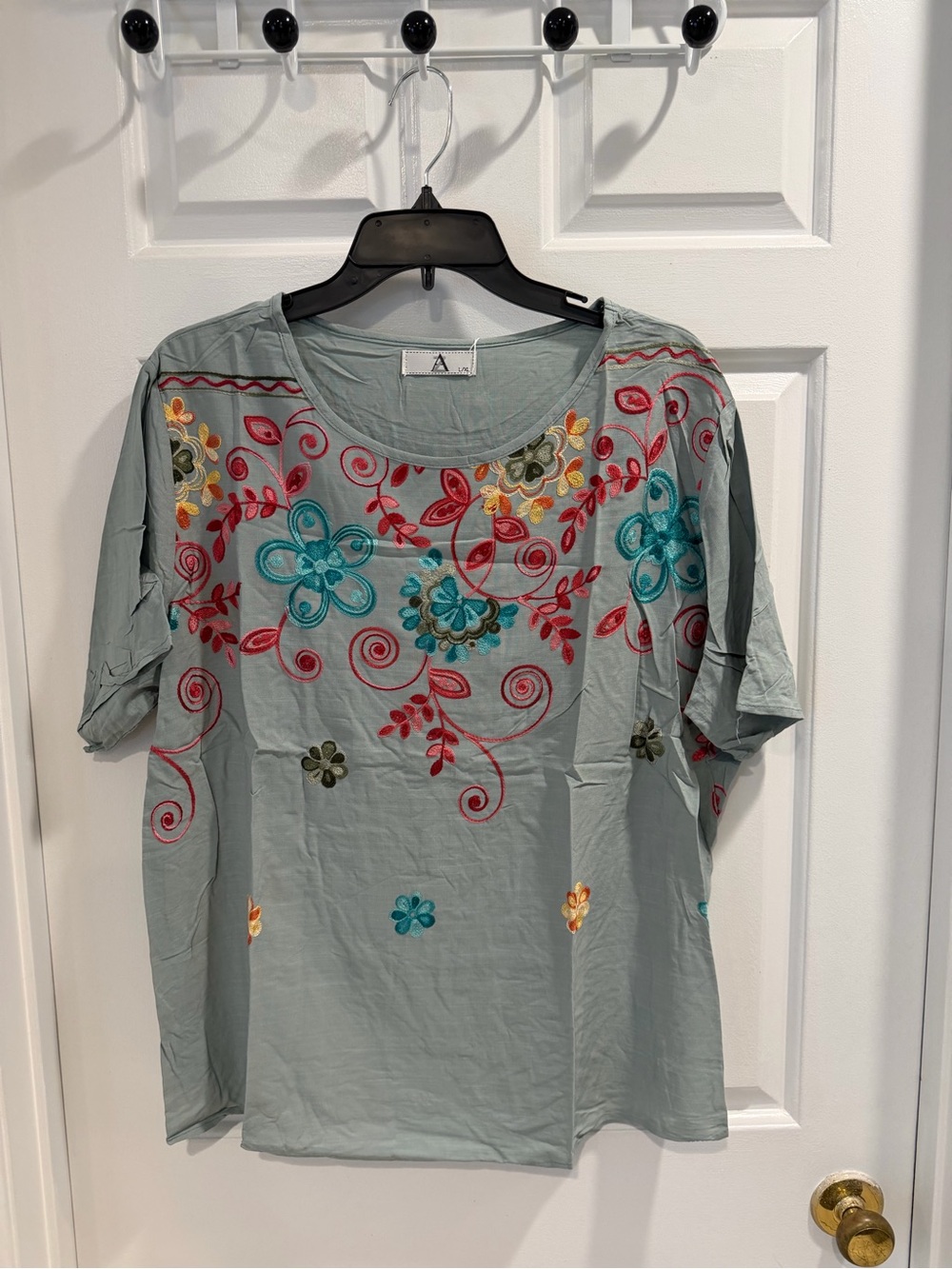 NWT Embroidered Floral Scoop Neck Top - Sage Green Sz L XL 100 viscose